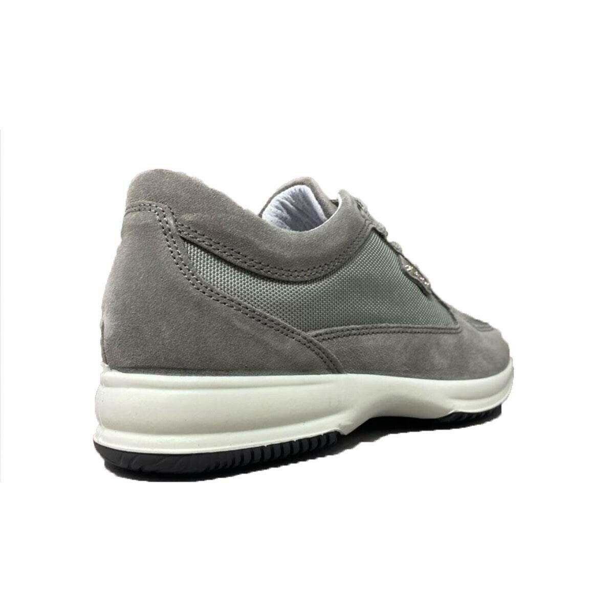 Tipologia: sneakers uomo Materiale: camoscio/tela Colori: grigio. Tacco: 3cm Chiusura: lacci Plantare estraibile: si