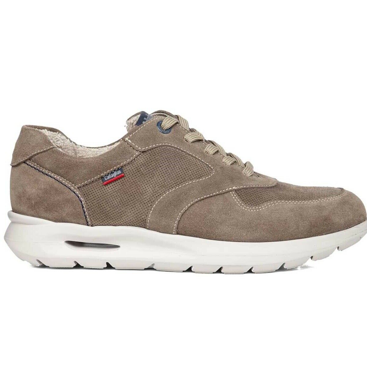 Sneakers Callaghan in camoscio morbidissimo color beige. Le scarpe Callaghan hanno la caratteristica assolutamente innovativa di adattarsi al tuo piede e al suo aumento di larghezza durante la camminata (dai 5 mm agli 8 mm). Fodera e sottopiede in vera pelle. Suola in gomma antiscivolo. Altezza fondo: 2.8 cm