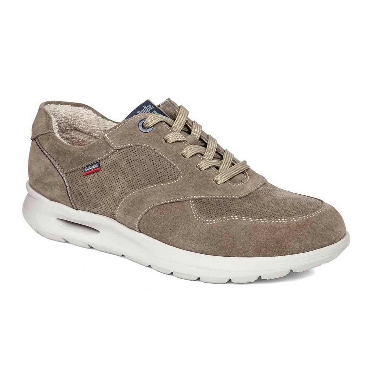 Sneakers Callaghan in camoscio morbidissimo color beige.  Le scarpe Callaghan hanno la caratteristica assolutamente innovativa di adattarsi al tuo piede e al suo aumento di larghezza durante la camminata (dai 5 mm agli 8 mm).  Fodera e sottopiede in vera pelle.  Suola in gomma antiscivolo.  Altezza fondo: 2.8 cm