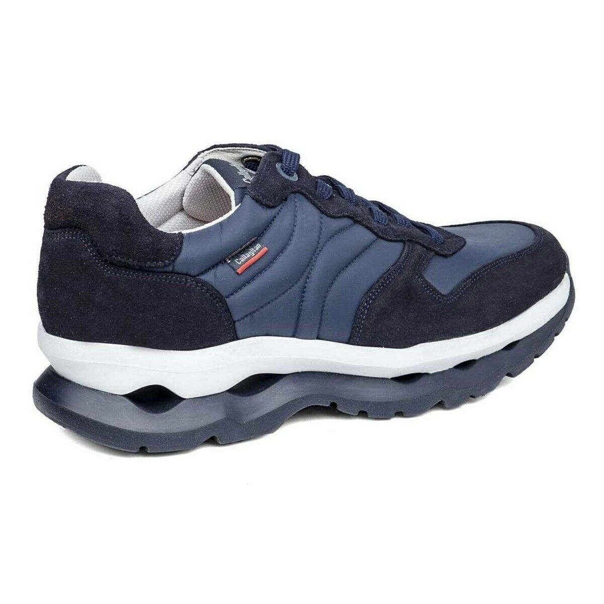 Sneakers da uomo colore blu allacciata in camoscio, tessuto morbido con doppio fondo e con suola allargabile fino a 8 mm in base al proprio peso specifico 