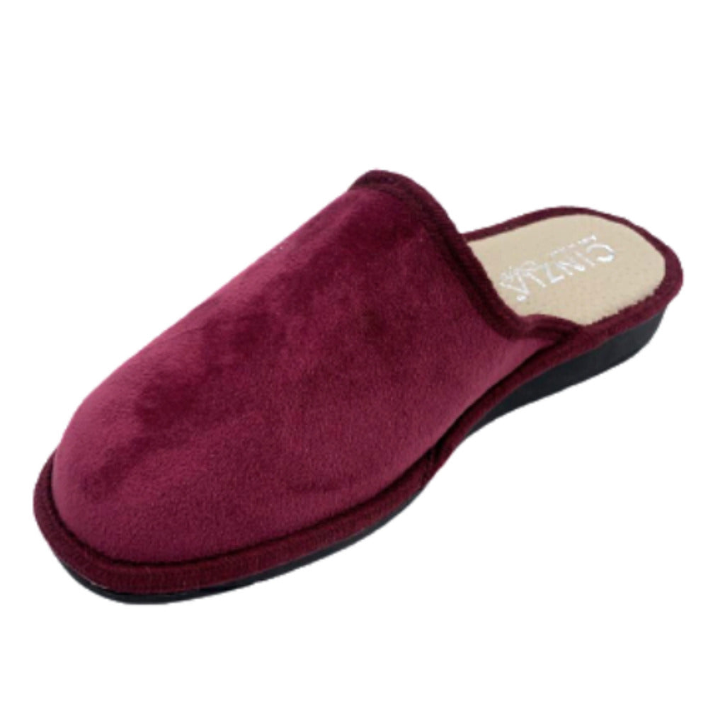 Cinzia Soft Art. IBG5310 002 la pantofola è realizzata in velluto bordeaux, presenta una tomaia in velluto bordeaux, una suola in pelle e un fondo in gomma nero con una zeppa di 3 cm