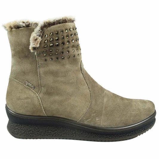 Stivaletto donna realizzato con tomaia in scamoscio con suoletta  estraibile, con suoletta in gomma di 4cm. La  parte interna della scarpa ha un materiale sintentico, infine  zip laterale.