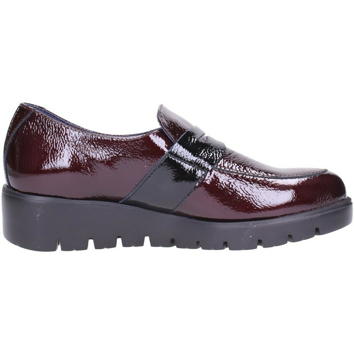 Scarpe casual Callaghan in pelle verniciata color bordeaux. Tomaia in pelle verniciata morbidissima.