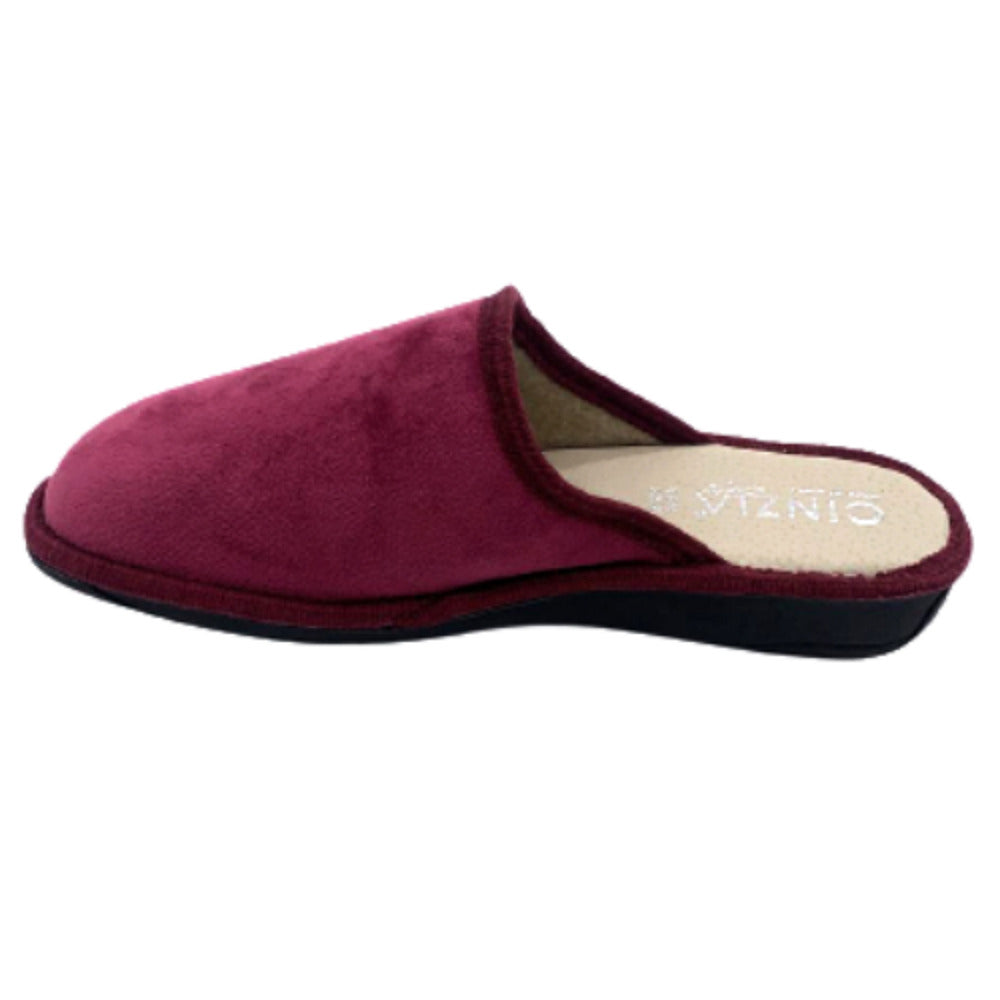 Cinzia Soft Art. IBG5310 002 la pantofola è realizzata in velluto bordeaux, presenta una tomaia in velluto bordeaux, una suola in pelle e un fondo in gomma nero con una zeppa di 3 cm