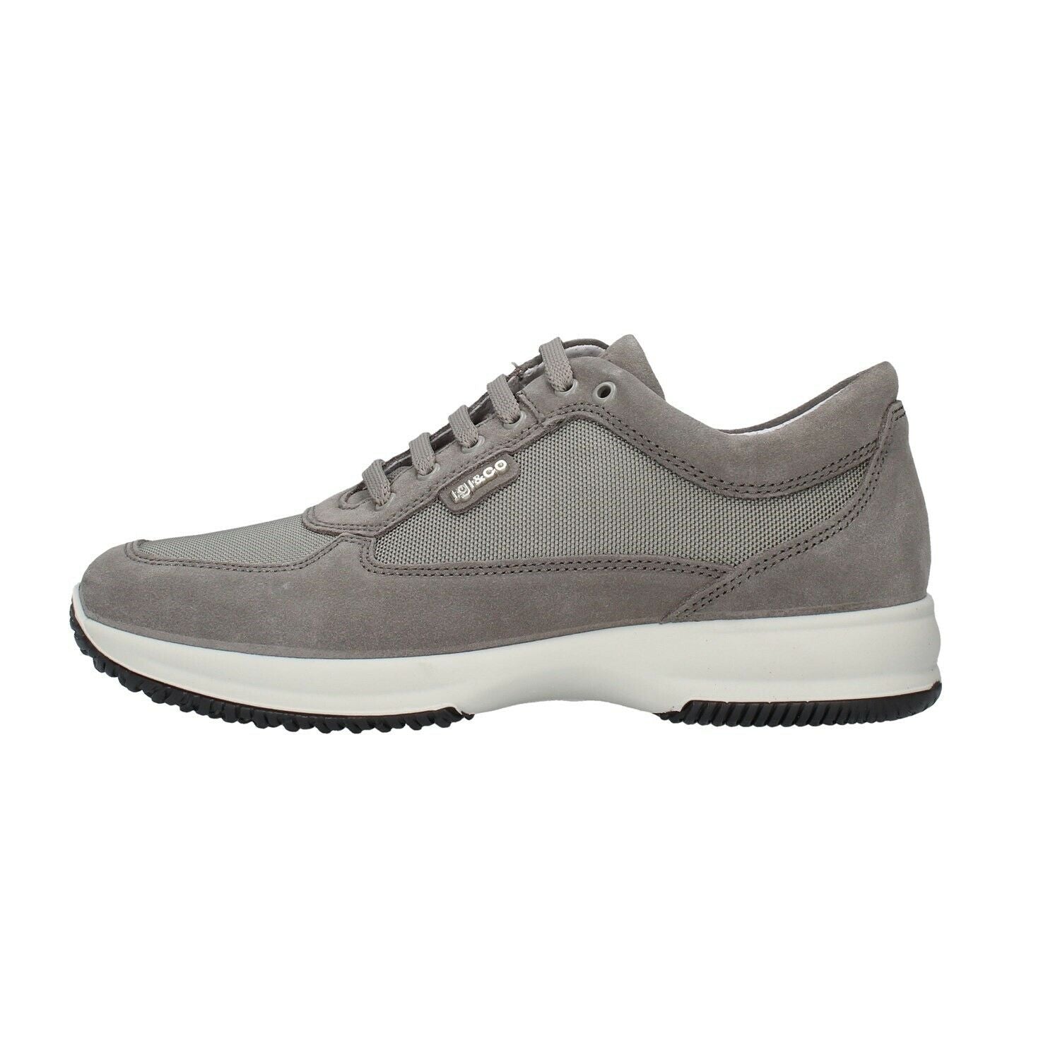 Tipologia: sneakers uomo Materiale: camoscio/tela Colori: grigio. Tacco: 3cm Chiusura: lacci Plantare estraibile: si