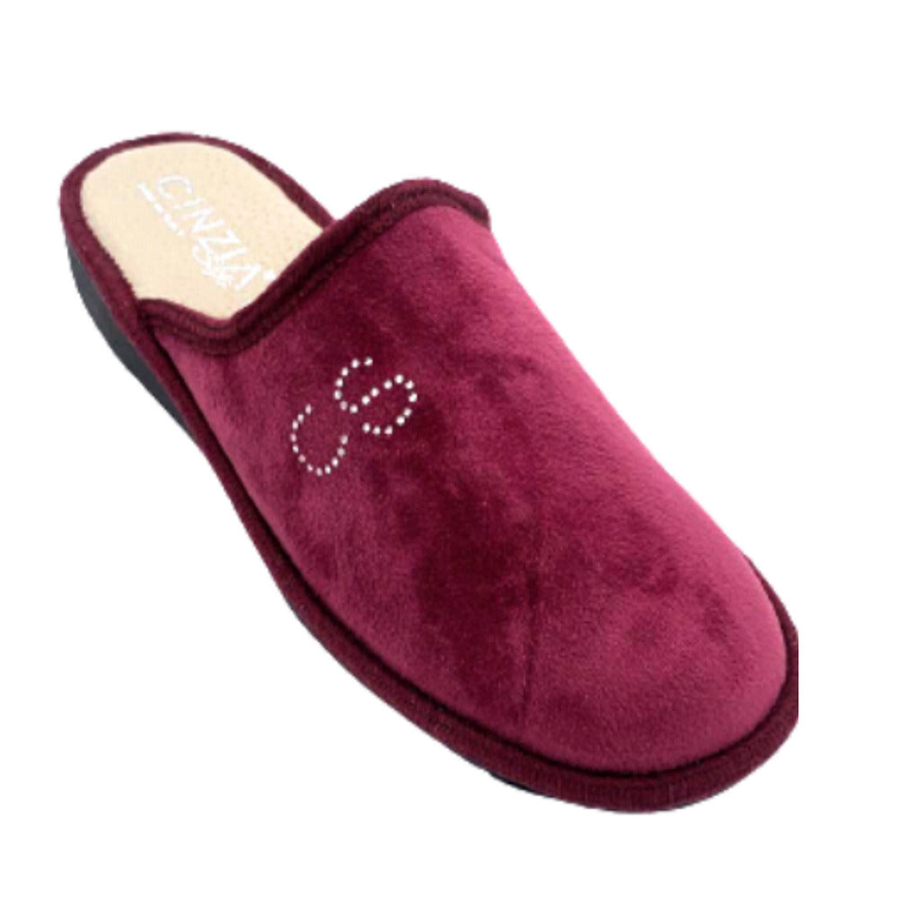 Cinzia Soft Art. IBG5310 002 la pantofola è realizzata in velluto bordeaux, presenta una tomaia in velluto bordeaux, una suola in pelle e un fondo in gomma nero con una zeppa di 3 cm