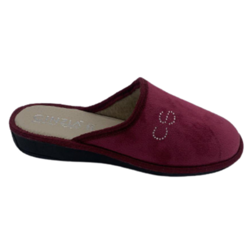 Cinzia Soft Art. IBG5310 002 la pantofola è realizzata in velluto bordeaux, presenta una tomaia in velluto bordeaux, una suola in pelle e un fondo in gomma nero con una zeppa di 3 cm