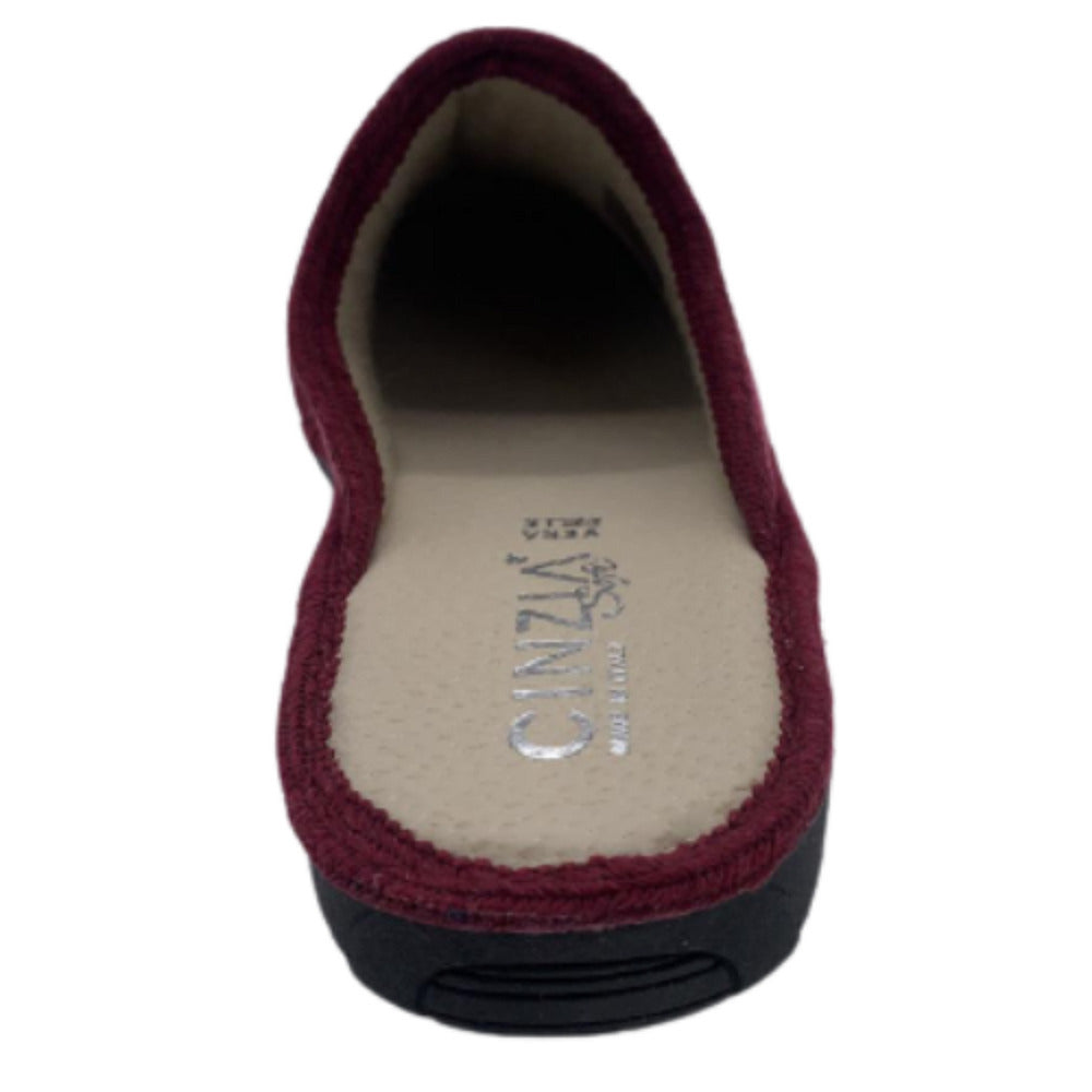 Cinzia Soft Art. IBG5310 002 la pantofola è realizzata in velluto bordeaux, presenta una tomaia in velluto bordeaux, una suola in pelle e un fondo in gomma nero con una zeppa di 3 cm